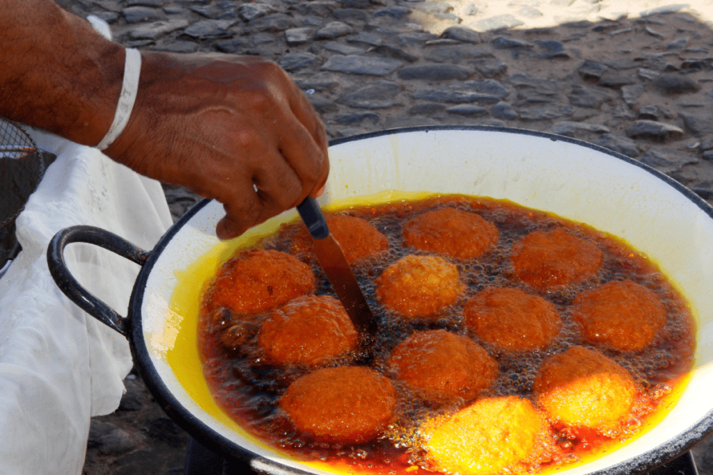 baiana frying acaraje in traditional wok
